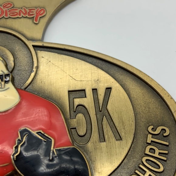 Disney runDisney The Incredibles 2018 Virtual Running Shorts 5K Gold Tone Medal - Picture 8 of 13